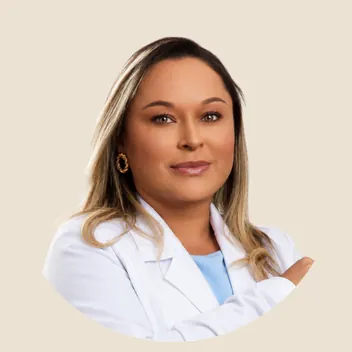 Retrato de Érica Gadelha, de jaleco branco.